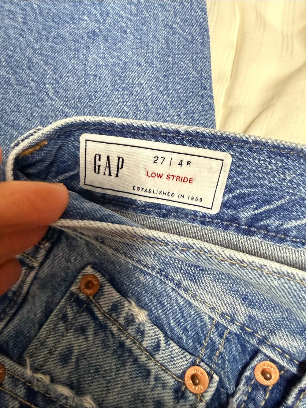 GAP Mid-Rise “Low Stride” Women's Jeans in Medium Blue Wash - NWT - Picture 2 of 10